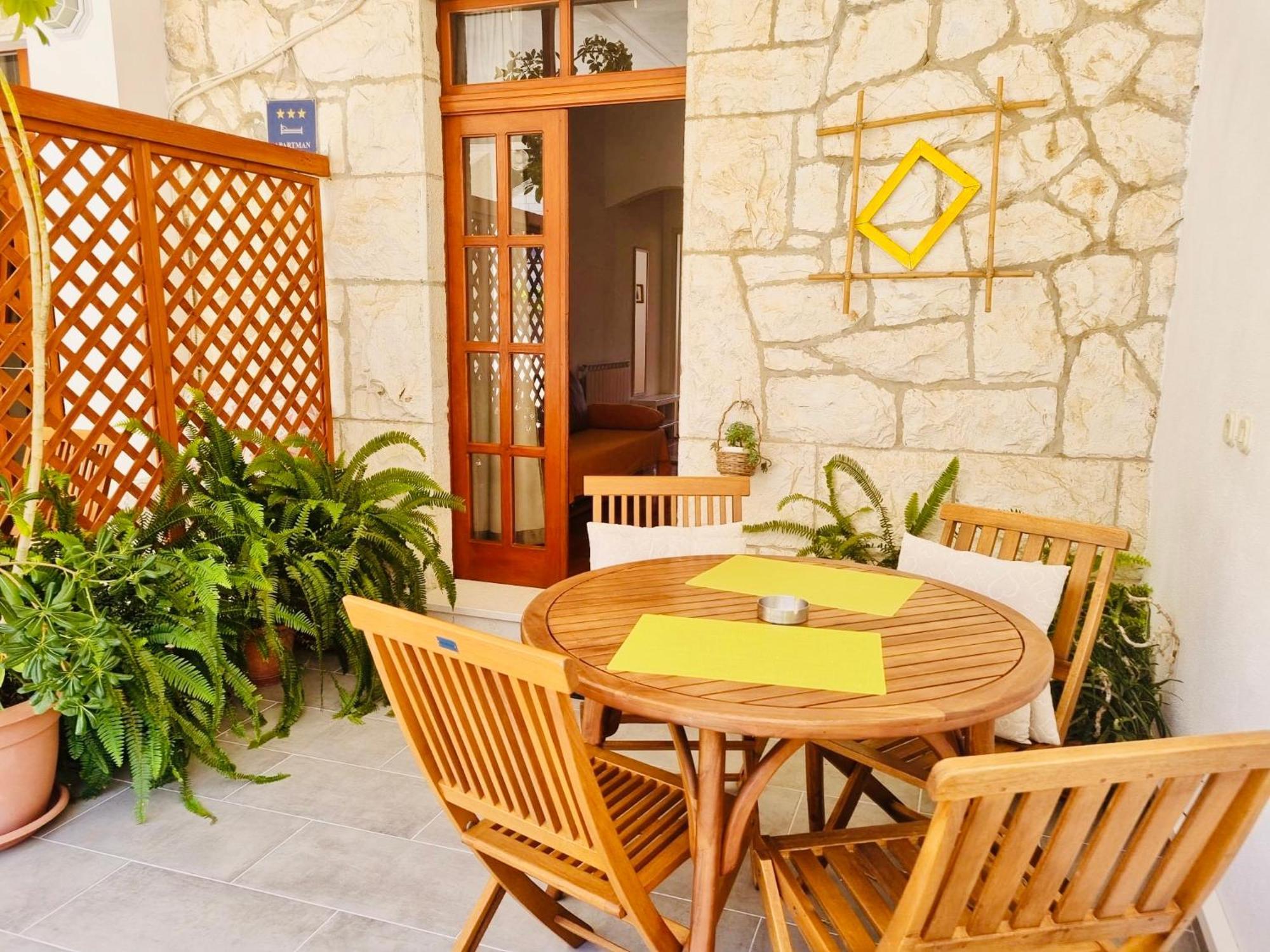Apartments Lukrecia Hvar Town Bagian luar foto